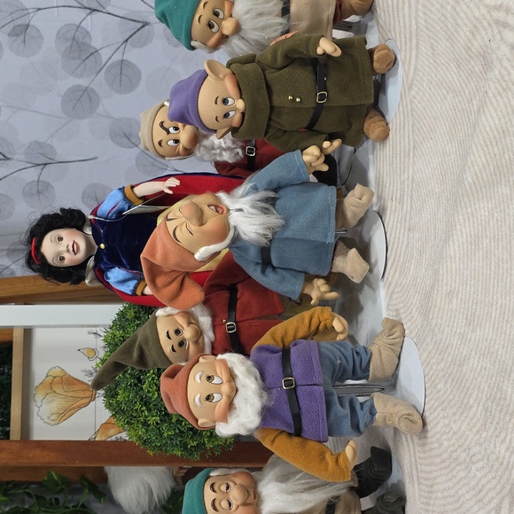 Ashton Drake Snow White & 7 Dwarfs Porcelain Doll Set - Picture 2 of 13